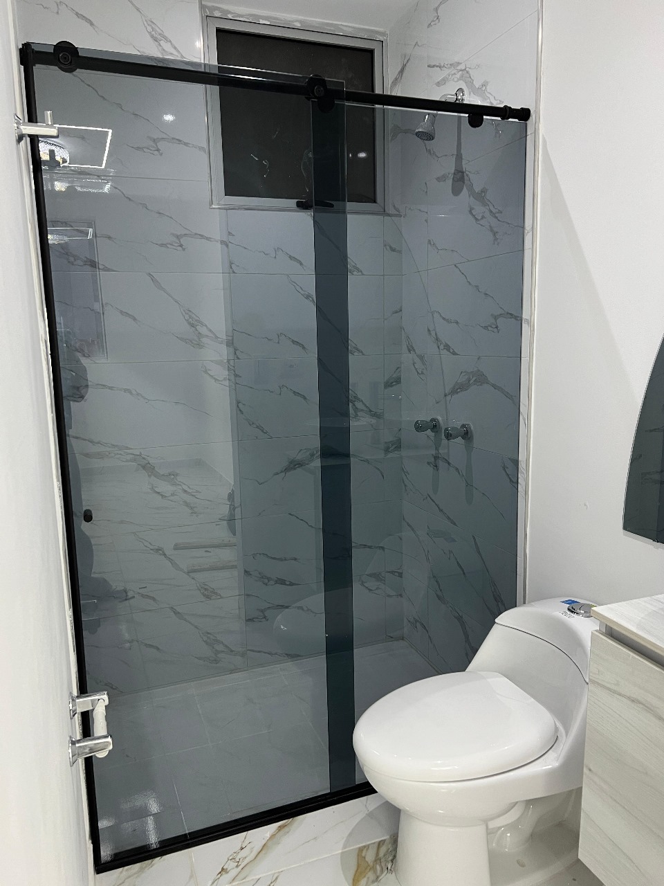 DIVISION DE BAÑO NEGRO 8MM 1.50X1.90